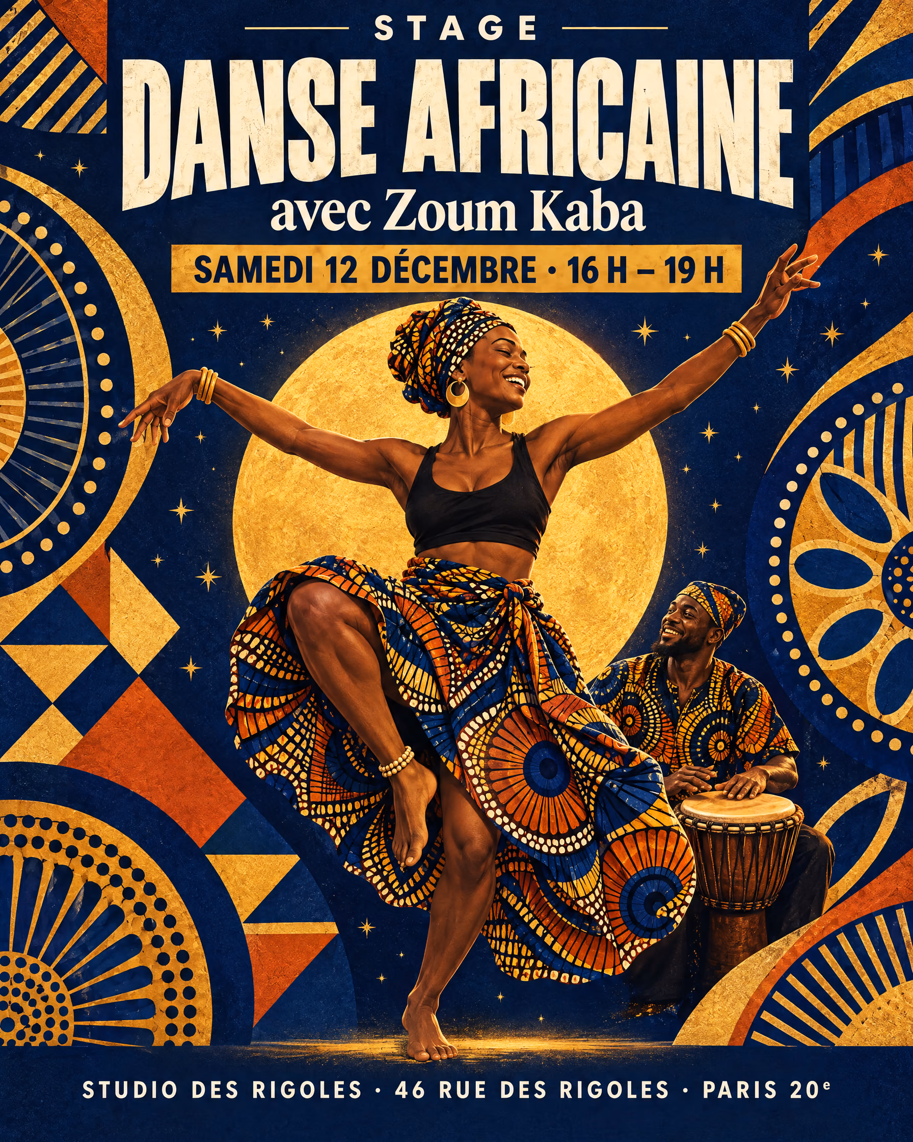 Affiche du stage de danse africaine avec Zoum Kaba, édition de décembre : sur un fond indigo nuit semé d’étoiles et de motifs wax dorés, une danseuse en pagne wax, foulard noué et bracelets d’or, genou levé et bras ouverts devant une grande lune dorée, à côté d’un joueur de djembé. Stage, danse africaine, avec Zoum Kaba, samedi 12 décembre, 16 h – 19 h, Studio des Rigoles, 46 rue des Rigoles, Paris 20ᵉ.