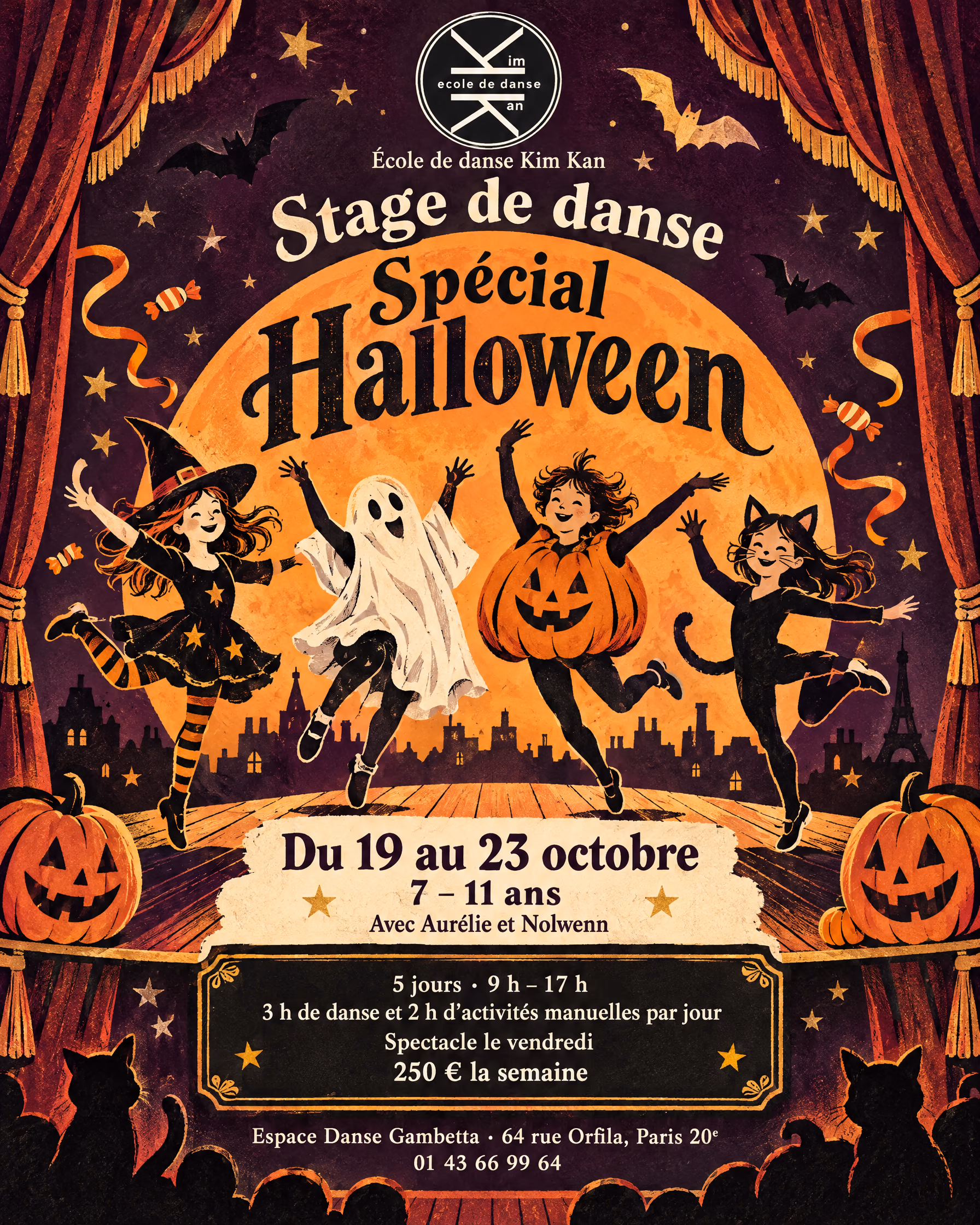 Affiche du stage de danse spécial Halloween, en gravure sur une scène de théâtre : sous une grande lune orange et entre des rideaux de velours, quatre enfants dansent déguisés en sorcière, en fantôme, en citrouille et en chat, devant les toits de Paris, avec des citrouilles et des chauves-souris. École de danse Kim Kan, Stage de danse spécial Halloween, du 19 au 23 octobre, 7 – 11 ans, avec Aurélie et Nolwenn ; 5 jours, 9 h – 17 h, 3 h de danse et 2 h d’activités manuelles par jour, spectacle le vendredi, 250 € la semaine ; Espace Danse Gambetta, 64 rue Orfila, Paris 20ᵉ, 01 43 66 99 64.