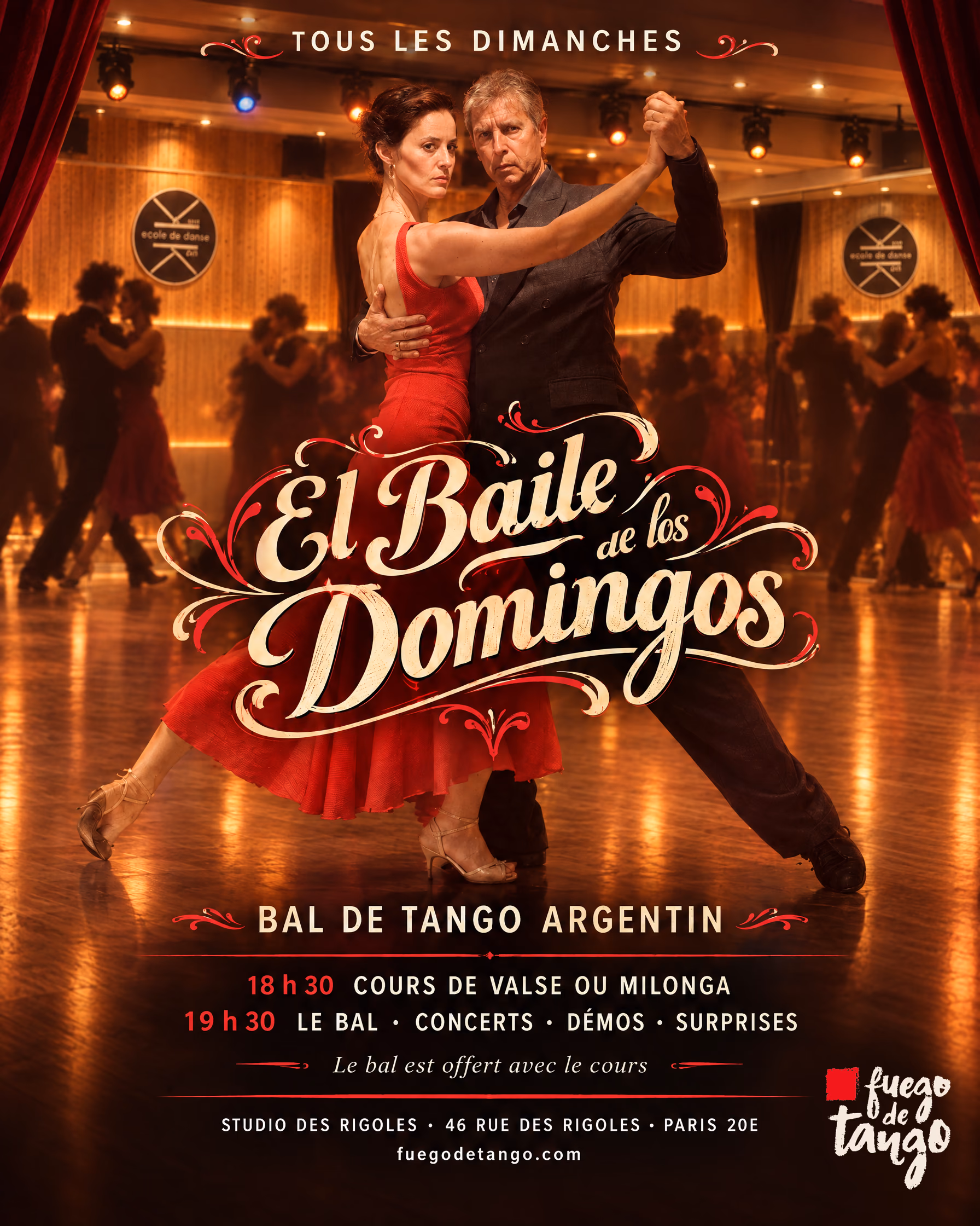 Affiche d’El Baile de los Domingos, le bal de tango argentin de Fuego de Tango : un couple de tango enlacé, elle en longue robe rouge, lui en costume sombre, dans la grande salle du Studio des Rigoles à la lumière ambrée, lambris de chêne, médaillons de l’École de danse Kim Kan, rideaux de velours rouge, d’autres couples dansant dans le flou ; titre en lettres ornées façon fileteado. Tous les dimanches : 18 h 30, cours de valse ou milonga ; 19 h 30, le bal, concerts, démos, surprises ; le bal est offert avec le cours. Studio des Rigoles, 46 rue des Rigoles, Paris 20ᵉ.
