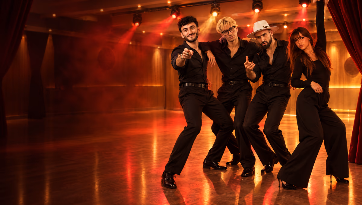 Déclinaison du flyer de Friday Folies, la soirée latino de Salsa Nueva : quatre danseurs vêtus de noir dans la grande salle du Studio des Rigoles, sous les projecteurs rouges, lambris de chêne et rideaux de velours rouge, le parquet brillant reflétant la lumière.